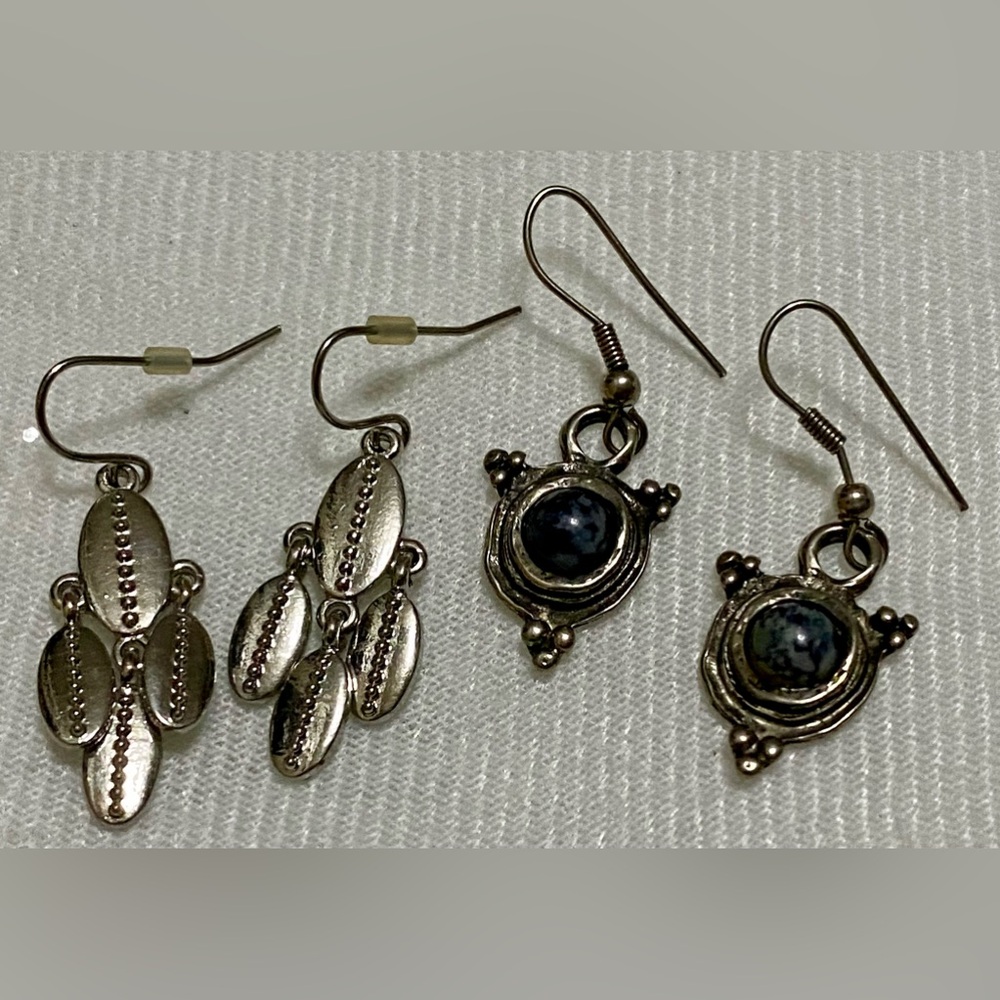 ‼️Free in your bundle ‼️Elegant Silver Dangle Earrings Set